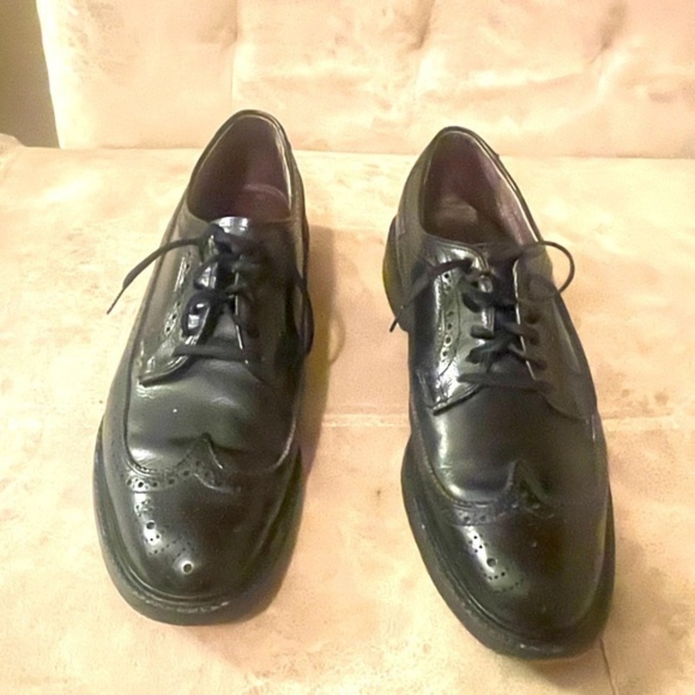 Florsheim Imperial black leather cats paw wing tips